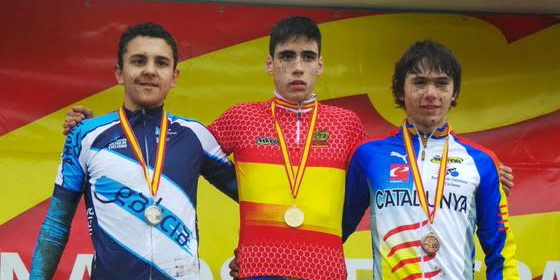 Iván Feijoo lucindo o maillot de Galicia no podio do Campionato de España