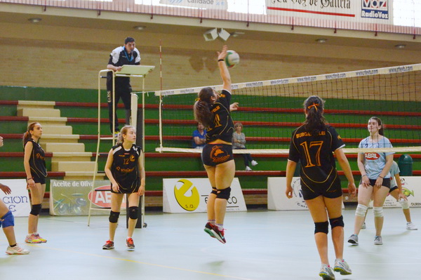 Encuentro entre  Burgas IES Allariz, filial del Club Burgas Voleibol, y Carmelitas Vedruna